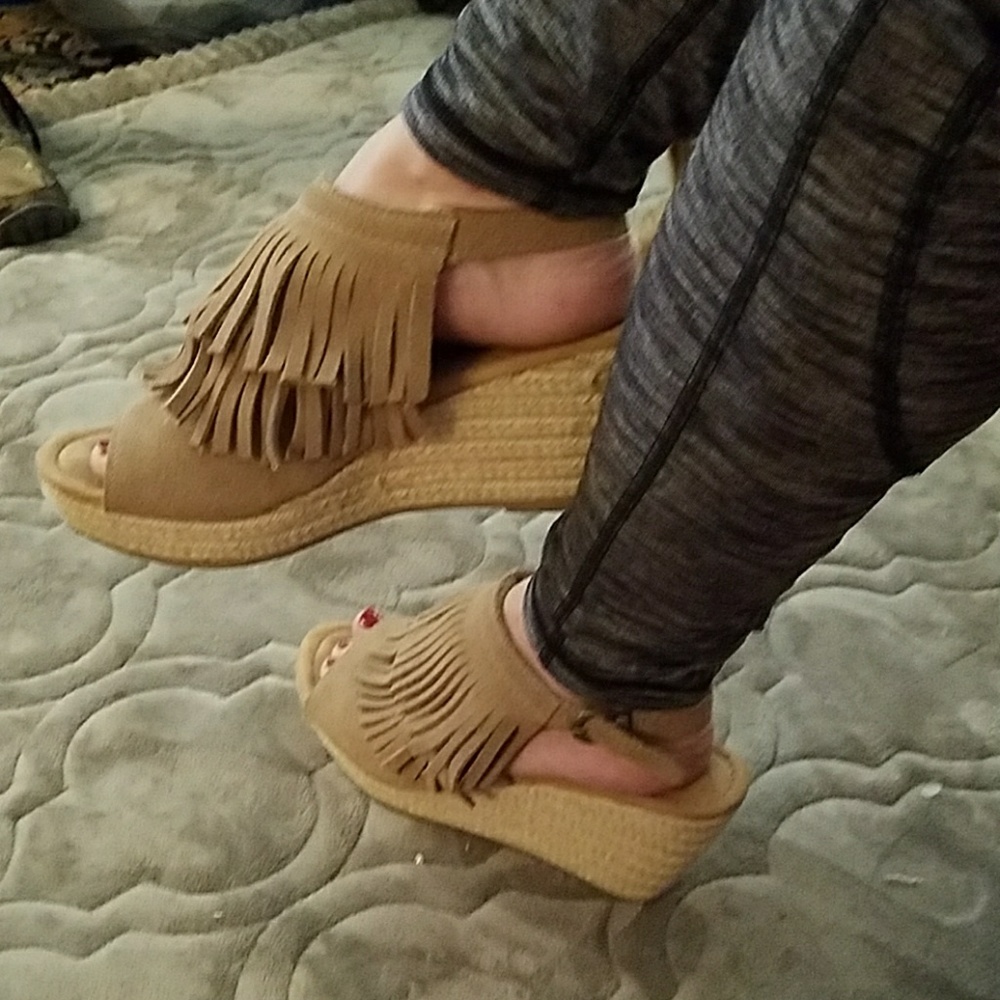 Minnetonka size 8 taupe fringe sandals